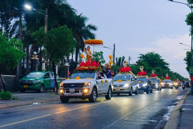 Parade of flower cars in Hoc Mon district
