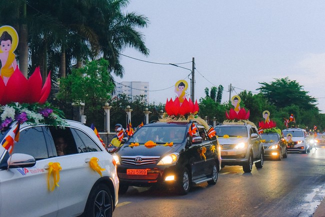 Parade of flower cars in Hoc Mon district
