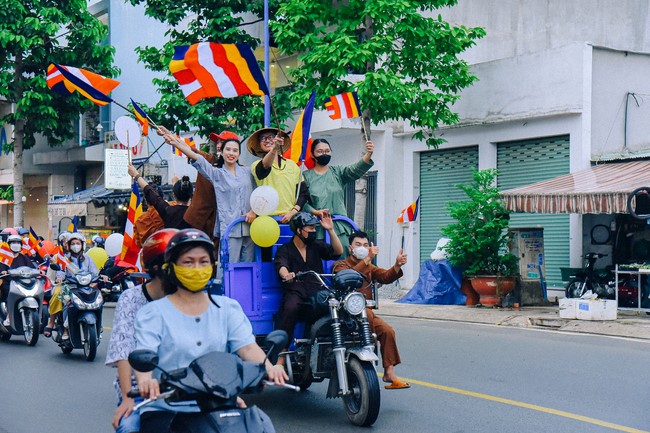 Parade of flower cars in Hoc Mon district