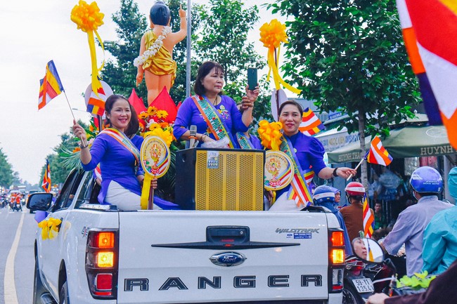 Parade of flower cars in Hoc Mon district