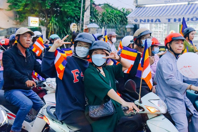 Parade of flower cars in Hoc Mon district