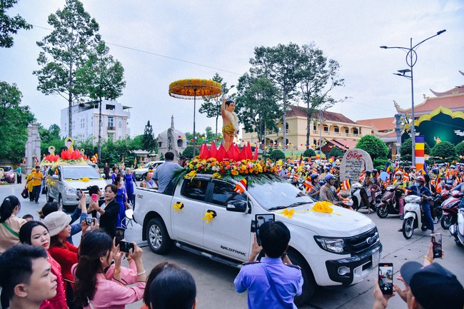 Parade of flower cars in Hoc Mon district