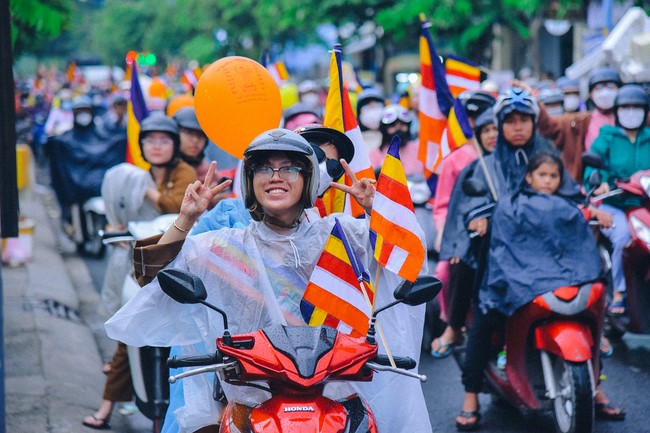 Parade of flower cars in Hoc Mon district