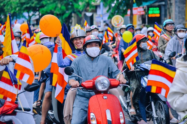 Parade of flower cars in Hoc Mon district