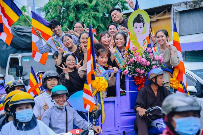 Parade of flower cars in Hoc Mon district