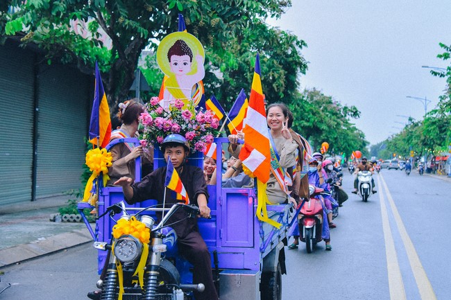 Parade of flower cars in Hoc Mon district