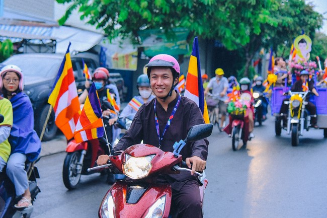 Parade of flower cars in Hoc Mon district
