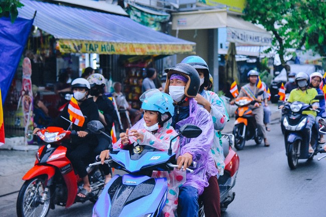 Parade of flower cars in Hoc Mon district