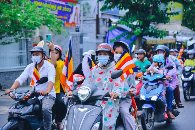 Parade of flower cars in Hoc Mon district
