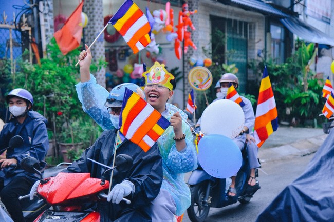 Parade of flower cars in Hoc Mon district
