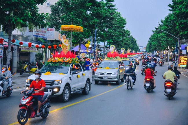 Parade of flower cars in Hoc Mon district