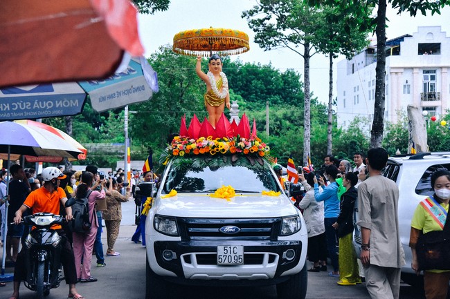 Parade of flower cars in Hoc Mon district