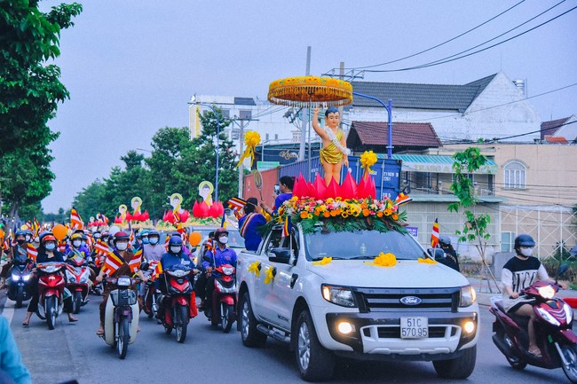 Parade of flower cars in Hoc Mon district