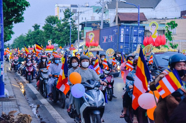 Parade of flower cars in Hoc Mon district