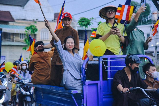 Parade of flower cars in Hoc Mon district