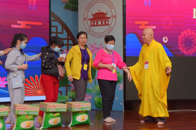 Gratitude ceremony and gift giving for the Blind Association of Charity Board