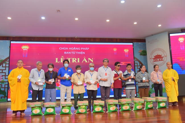 Gratitude ceremony and gift giving for the Blind Association of Charity Board