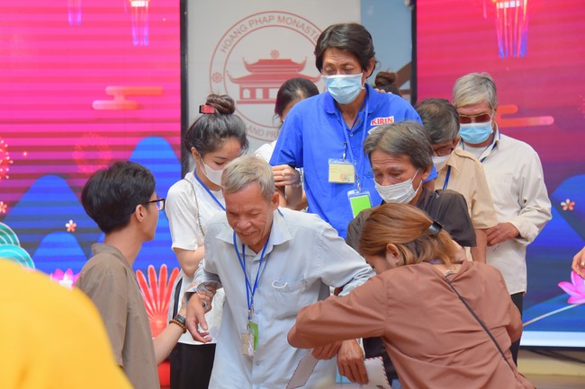 Gratitude ceremony and gift giving for the Blind Association of Charity Board