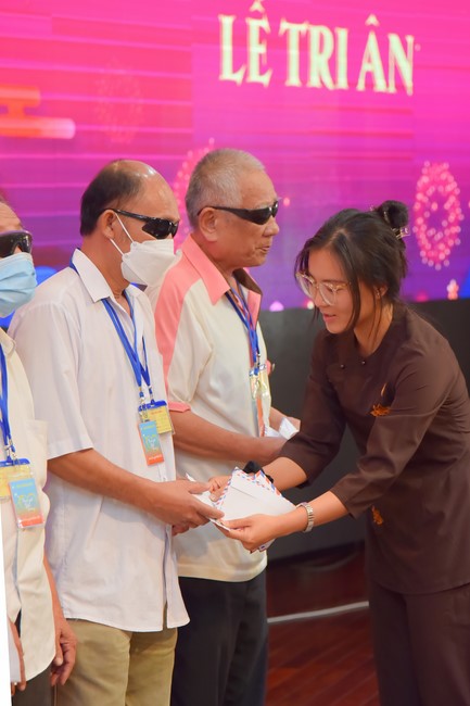 Gratitude ceremony and gift giving for the Blind Association of Charity Board