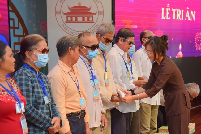 Gratitude ceremony and gift giving for the Blind Association of Charity Board