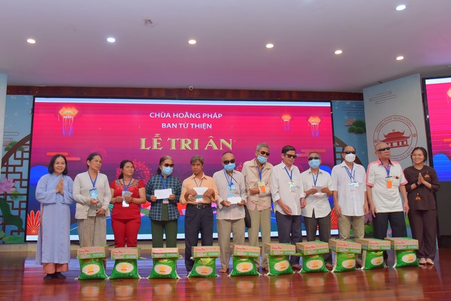 Gratitude ceremony and gift giving for the Blind Association of Charity Board