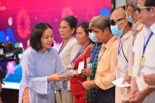 Gratitude ceremony and gift giving for the Blind Association of Charity Board