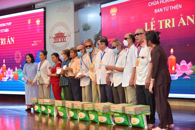 Gratitude ceremony and gift giving for the Blind Association of Charity Board