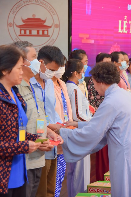 Gratitude ceremony and gift giving for the Blind Association of Charity Board