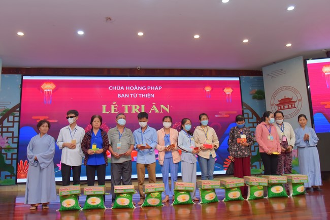 Gratitude ceremony and gift giving for the Blind Association of Charity Board