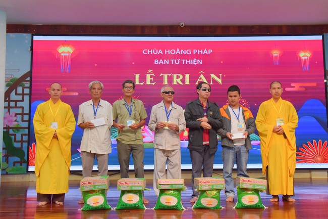 Gratitude ceremony and gift giving for the Blind Association of Charity Board