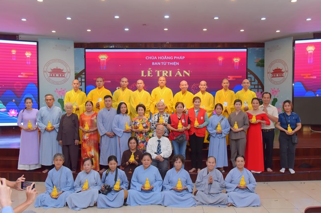 Gratitude ceremony and gift giving for the Blind Association of Charity Board