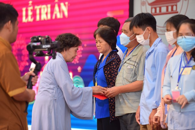 Gratitude ceremony and gift giving for the Blind Association of Charity Board