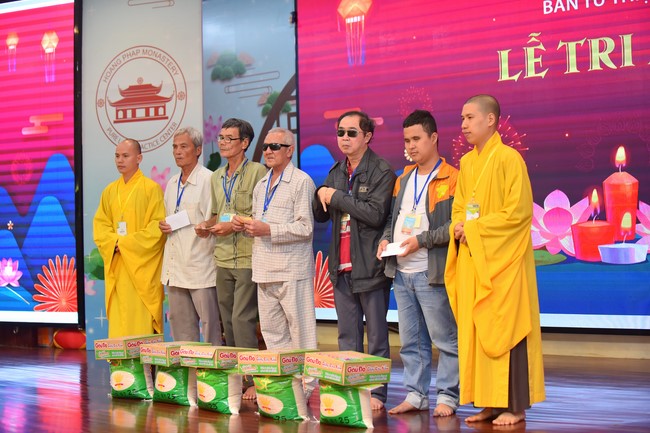 Gratitude ceremony and gift giving for the Blind Association of Charity Board