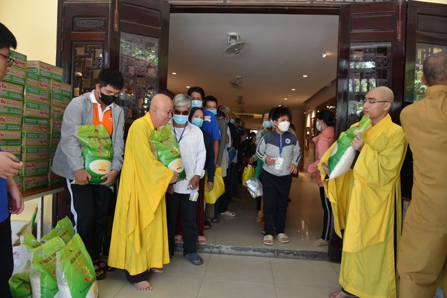 Gratitude ceremony and gift giving for the Blind Association of Charity Board