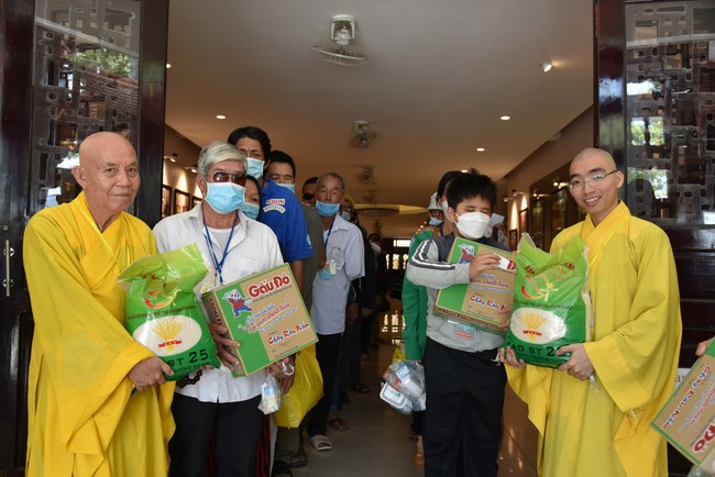 Gratitude ceremony and gift giving for the Blind Association of Charity Board