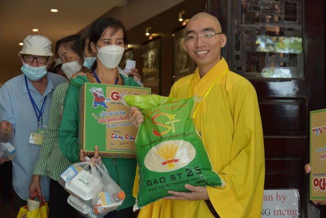 Gratitude ceremony and gift giving for the Blind Association of Charity Board