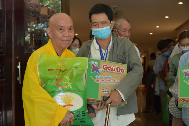 Gratitude ceremony and gift giving for the Blind Association of Charity Board