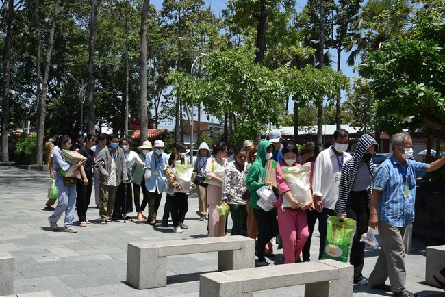 Gratitude ceremony and gift giving for the Blind Association of Charity Board