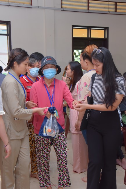 Gratitude ceremony and gift giving for the Blind Association of Charity Board