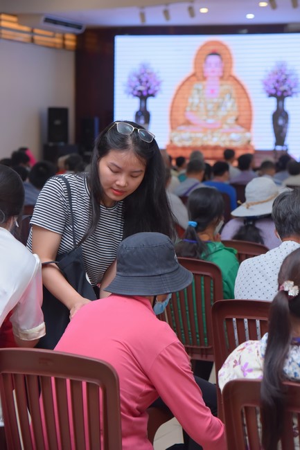 Gratitude ceremony and gift giving for the Blind Association of Charity Board