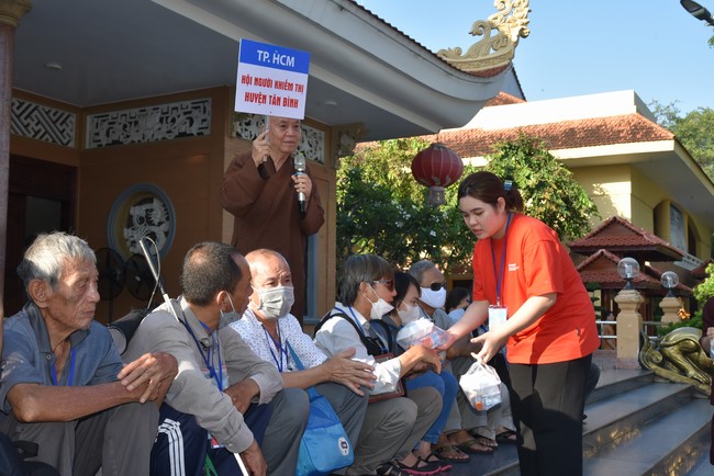 Gratitude ceremony and gift giving for the Blind Association of Charity Board