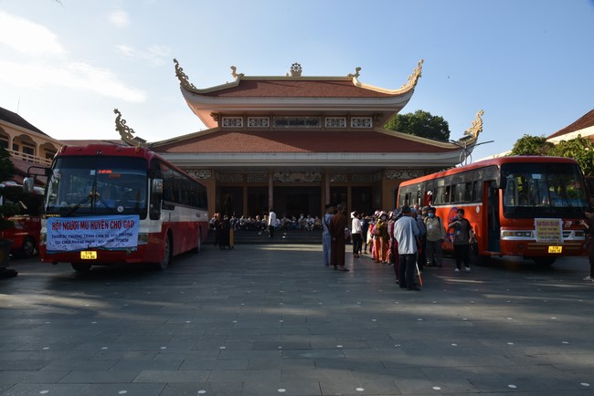 Gratitude ceremony and gift giving for the Blind Association of Charity Board