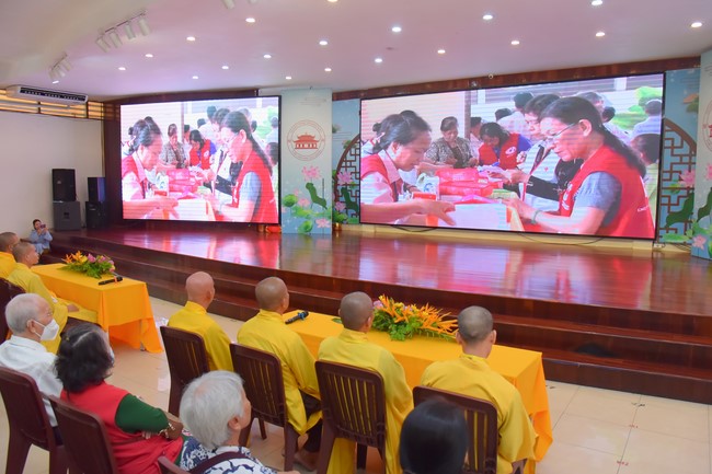 Gratitude ceremony and gift giving for the Blind Association of Charity Board
