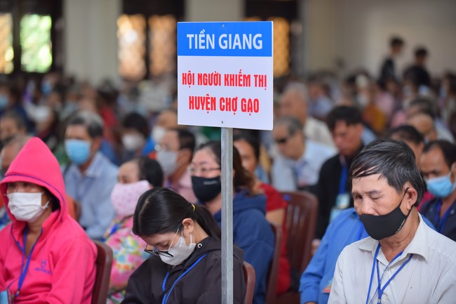 Gratitude ceremony and gift giving for the Blind Association of Charity Board