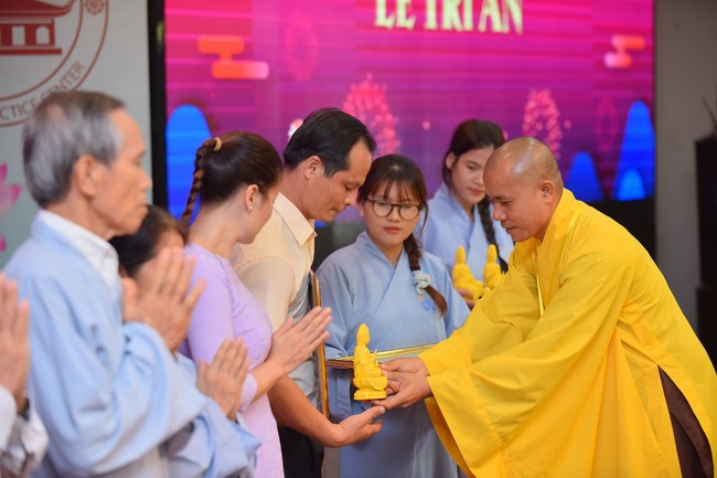 Gratitude ceremony and gift giving for the Blind Association of Charity Board