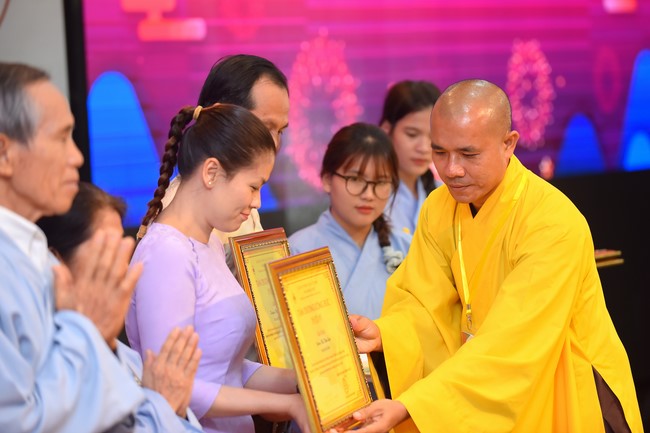 Gratitude ceremony and gift giving for the Blind Association of Charity Board