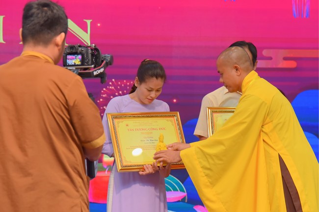 Gratitude ceremony and gift giving for the Blind Association of Charity Board