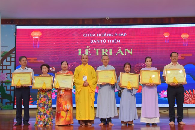 Gratitude ceremony and gift giving for the Blind Association of Charity Board