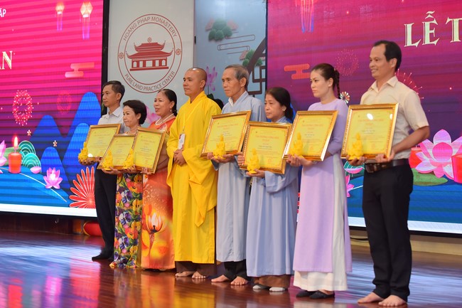 Gratitude ceremony and gift giving for the Blind Association of Charity Board