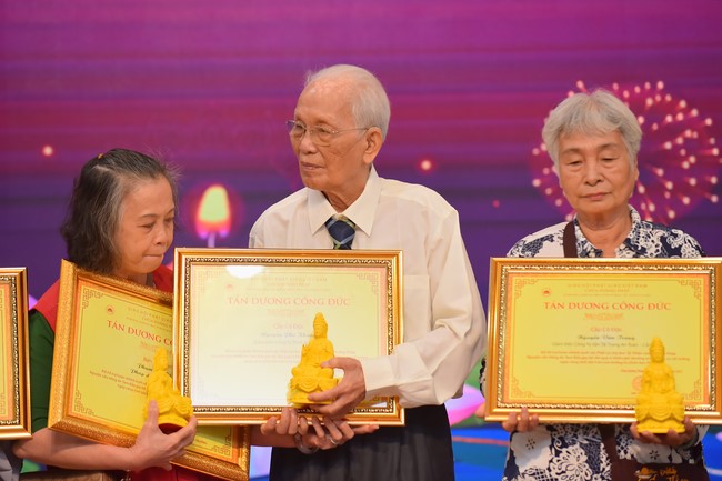 Gratitude ceremony and gift giving for the Blind Association of Charity Board